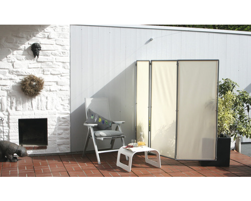 Terasa cu paravan, scaun și masă