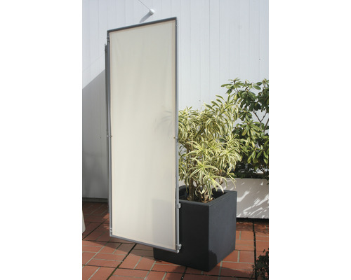 Element de protecție a intimității lângă o jardinieră în aer liber