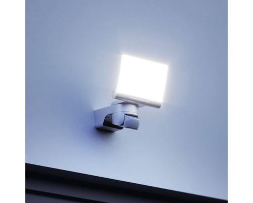 Reflector LED de exterior cu senzor de mișcare pe un perete