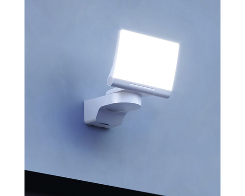 Reflector LED alb de exterior montat pe un perete