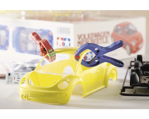 Mașină model galbenă Volkswagen New Beetle în construcție cu scule
