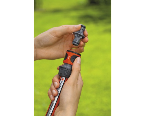 Furtun de grădină cu conector de furtun conectat.