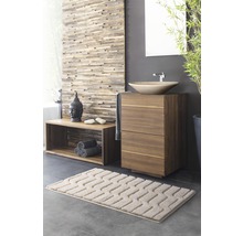 Baie cu lavoar, oglindă, lambriu din lemn, covoraș de baie și decorațiuni