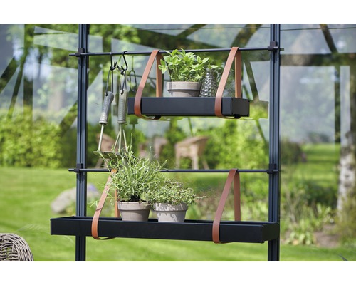 Sistem de rafturi pentru sere cu plante și unelte de grădinărit