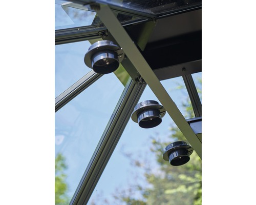 Trei deschizători de ferestre de acoperiș într-o seră