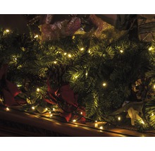 Decorațiuni decorative de Crăciun cu crenguțe de brad, conuri de pin și lanțuri luminoase