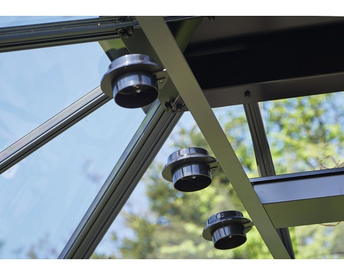 Prim-plan cu structura interioară a serei cu sistem de ventilație