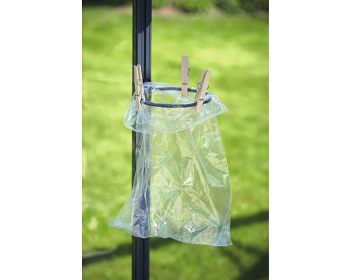 Sac de gunoi atașat de un suport cu cârlige de rufe