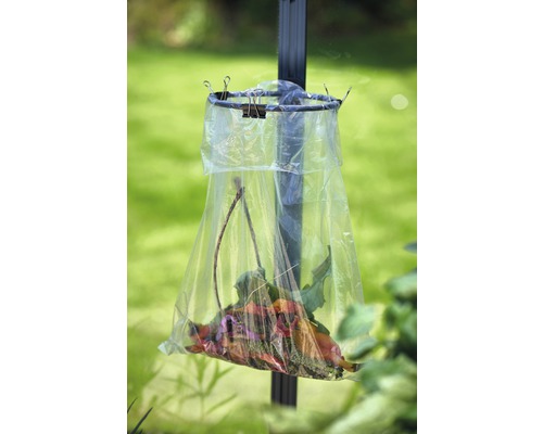 Sac de deșeuri de grădină cu frunze și crengi pe un suport metalic