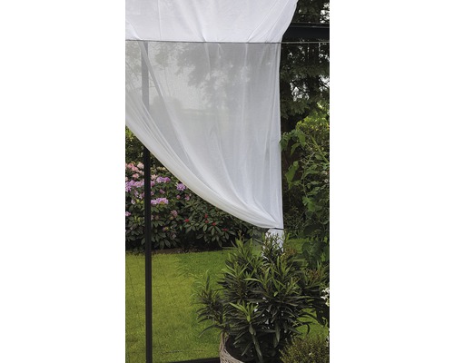 Scenă cu pavilion și decor în grădină