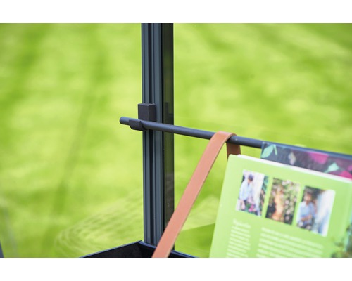 Vizualizare detaliată a unui raft metalic cu o carte și o curea de piele