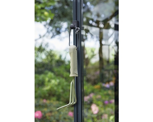 Unealtă de grădinărit atârnând pe peretele serei