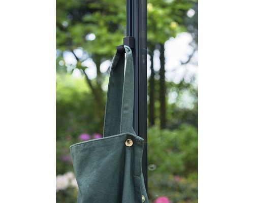 Șorț de grădină verde agățat pe un suport