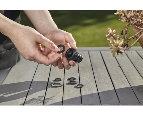 Instalarea unui racord de furtun cu inele de etanșare pe o masă de grădină