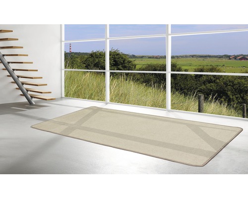 Covor bej cu model geometric într-o cameră luminoasă cu scară și fereastră