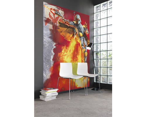 Design interior cu fototapet, două scaune albe și o lampă de podea