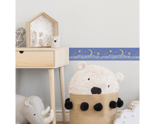 Cameră pentru copii cu bordură cu tematică de noapte, măsuță laterală, animale de pluș și decorațiuni