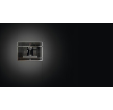 Espressor complet automat încorporat marca Teka într-o chicinetă