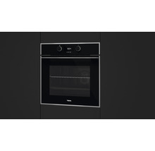 Cuptor cu afișaj digital într-un corp de bucătărie