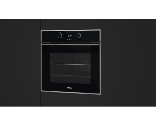 Cuptor cu afișaj digital într-un corp de bucătărie