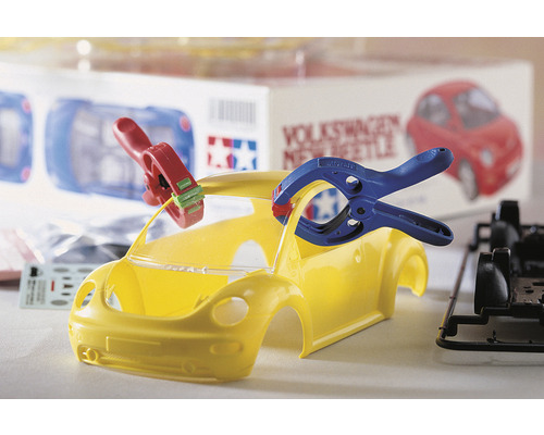 Caroserie galbenă Volkswagen New Beetle cu cleme de scule pentru modelism