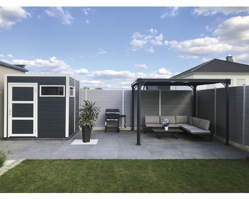 Vedere grădină cu magazie de scule, grătar și zonă de relaxare acoperită