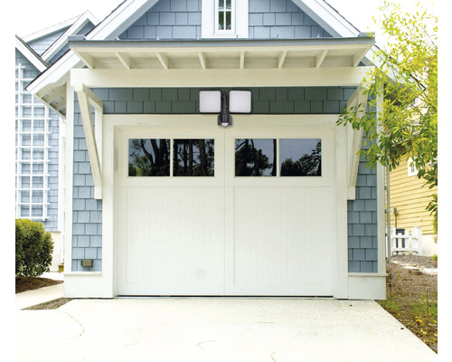 Garaj cu ușă de garaj albă și lampă de exterior cu LED