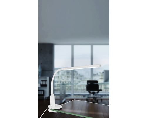 Lampă de birou cu LED integrat Laroa 4,5W 550 lumeni, albă, cu clemă de fixare Lampă cu clemă pe o masă într-un spațiu de birou.