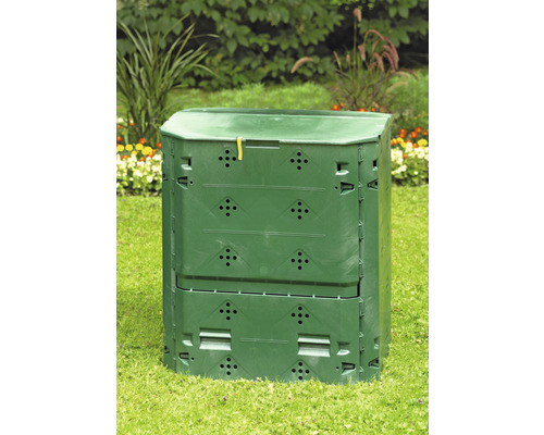 Compostor din plastic în grădină