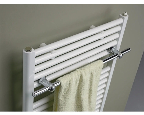 Calorifer de baie alb cu prosop și suport pentru prosop