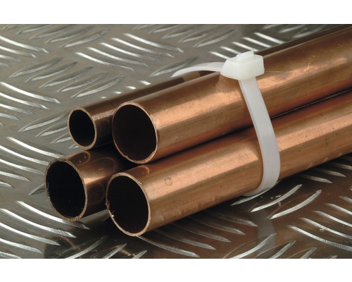 Țevi de cupru legate cu o legătură de cablu