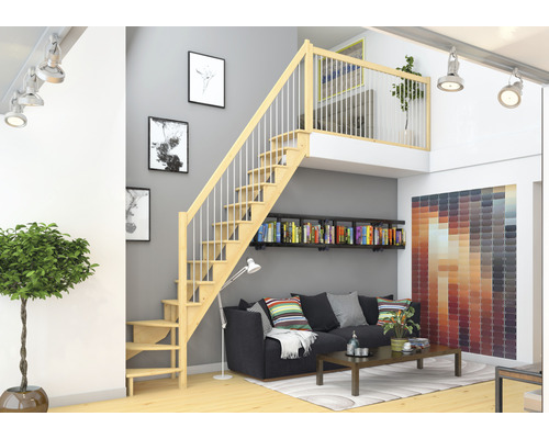 Living cu scară din lemn, canapea, bibliotecă și decorațiuni pentru design interior