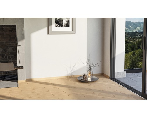 Cameră luminoasă cu podea din lemn, șemineu și fereastră cu vedere la verdeață