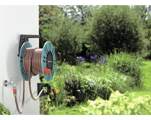 Furtun de grădină pe suport montat pe un perete