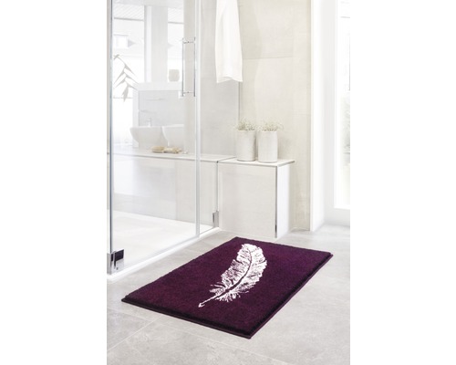 Baie modernă cu covor de baie și design cu pene