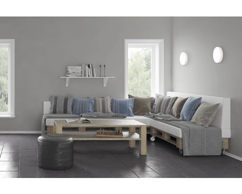 Living cu mobilier din paleți și perne decorative.