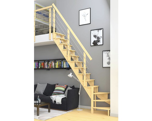 Scară din lemn cu balustradă din cablu de oțel într-o cameră de zi modernă