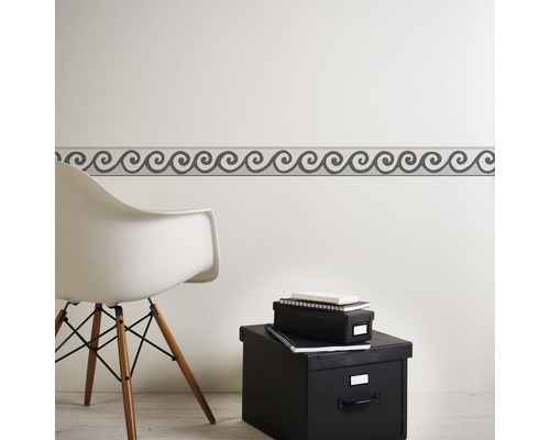 Decor de perete cu model de bordură ondulată într-o cameră