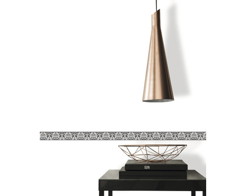 Decor de perete cu bordură, lampă și masă