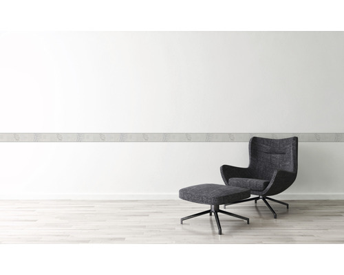 Perete cu bordură florală și fotoliu cu taburet