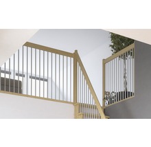 Scară din lemn cu balustradă metalică într-o cameră luminoasă
