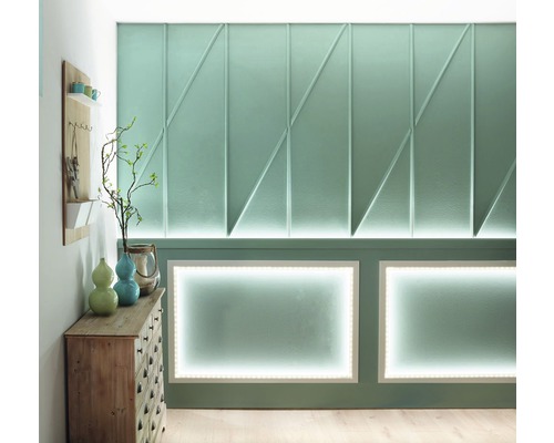 Panou decorativ de perete cu design geometric și iluminare într-o cameră luminoasă.