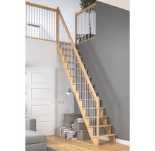 Scară din lemn cu balustradă într-un spațiu de locuit modern