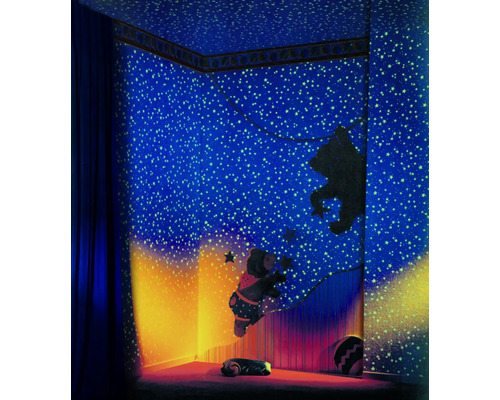 Cameră de copii cu tapet cu cer înstelat și motive cu urși pe perete