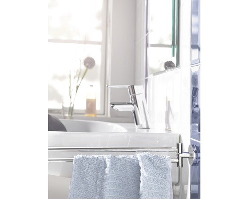 Baie luminoasă cu chiuvetă, robinet și suport pentru prosoape