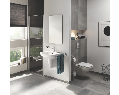 Baie modernă cu lavoar, toaletă și cabină de duș