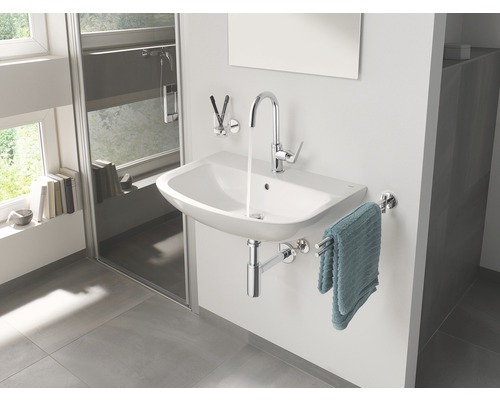 Baie modernă cu lavoar, robinet, suport pentru prosoape și duș.