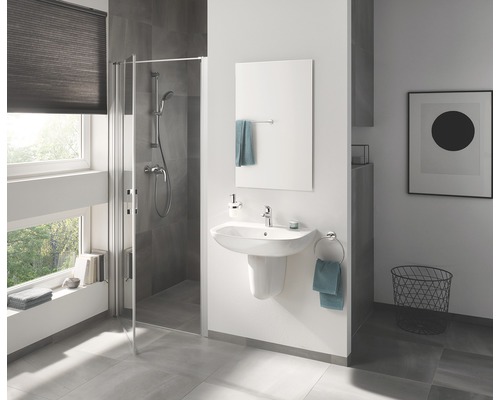 Baie cu cabină de duș, chiuvetă, oglindă și accesorii pentru o ambianță luminoasă și modernă