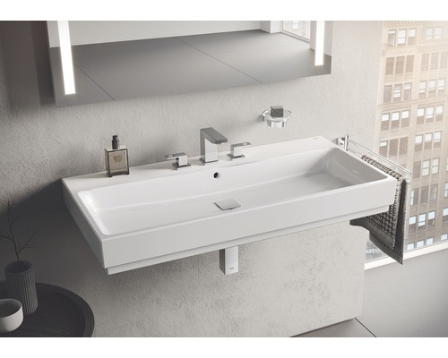 Baie modernă cu chiuvetă albă, robinet și suport pentru prosoape