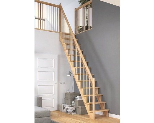 Scară din lemn cu balustradă într-o cameră luminoasă modernă